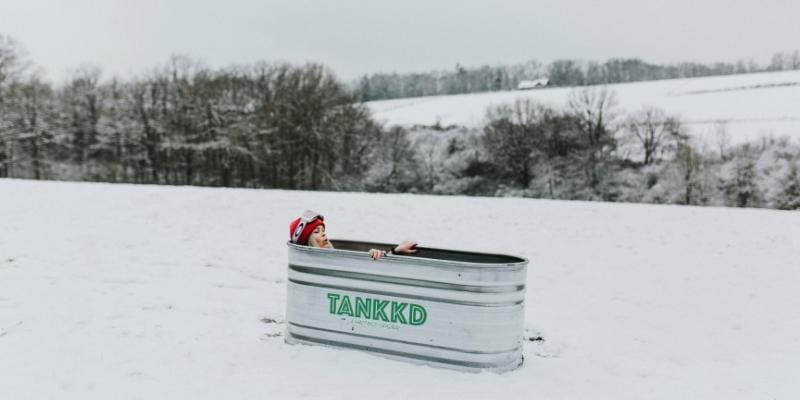 Lav vinterbadning hjemme i haven med et Tankkd stål kar
